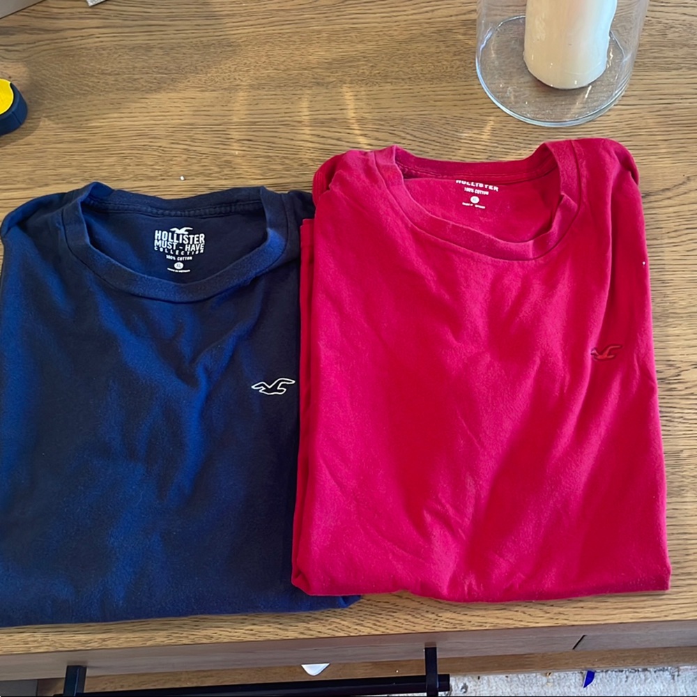 Hollister Men's Navy and Red T-Shirts